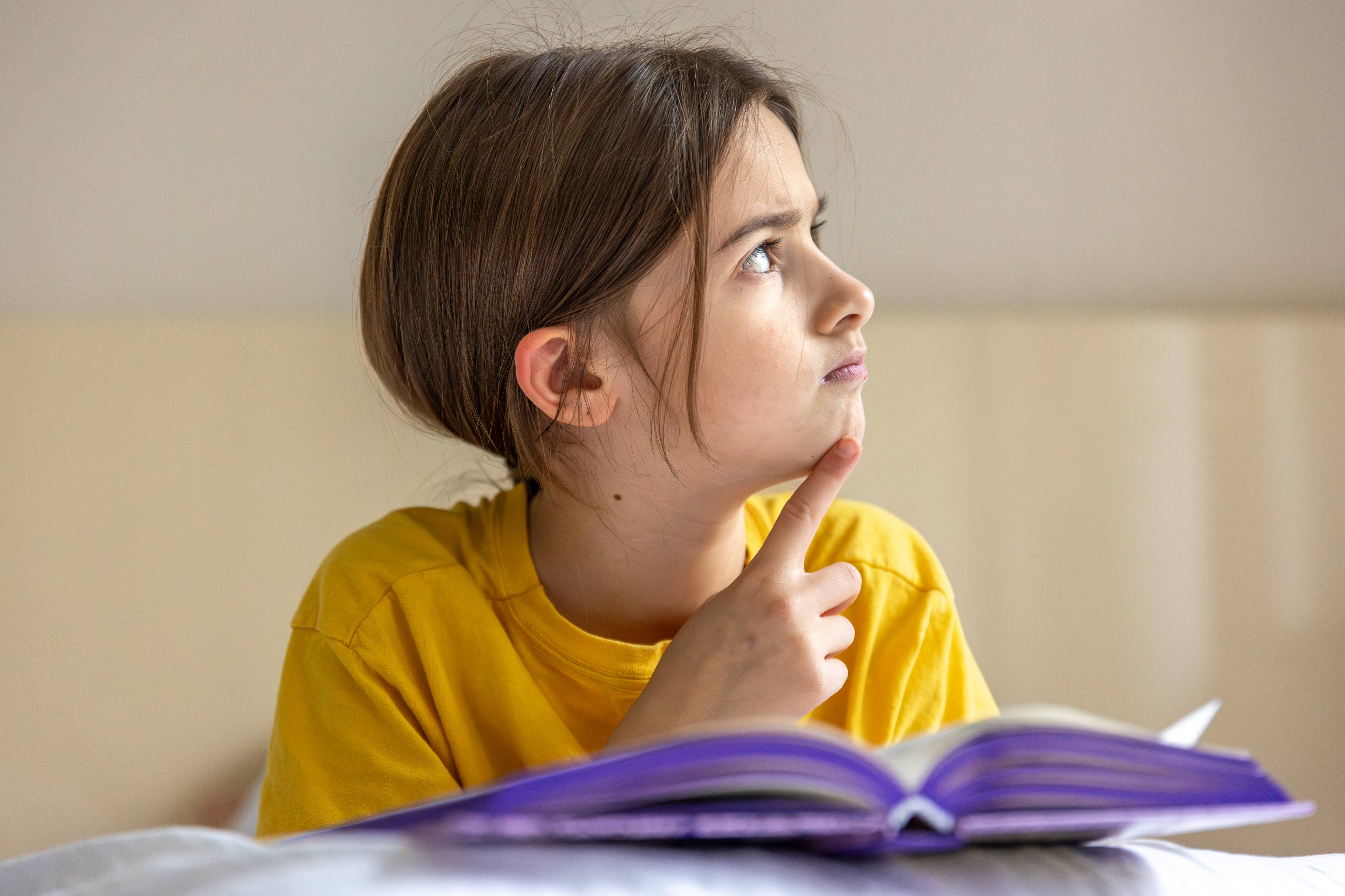 O que é inteligência emocional? Entenda por que o QI ignora as capacidades que mais impactam a vida do seu filho e como mapear o perfil real dele.