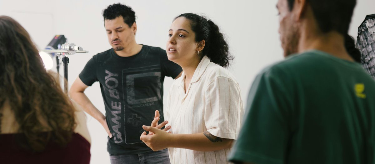 Jovens profissionais da geração Z colaborando em ambiente de trabalho